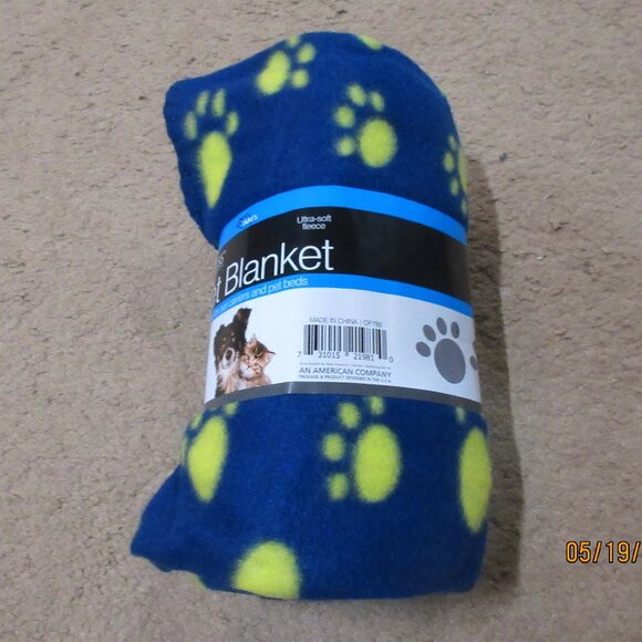 Fleece Pet Blanket 39" x 55" - Picture 1 of 3